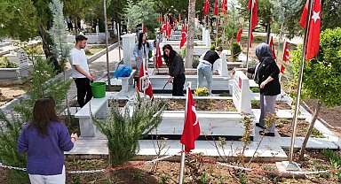 Üniversitelilerden bayram öncesi anlamlı hareket: "Şehitlerimizin sayesinde bu güzel ülkede yaşıyoruz"