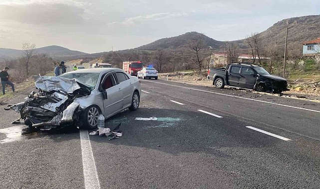 Uşak'ta iki araç çarpıştı: 1 ölü, 2 yaralı