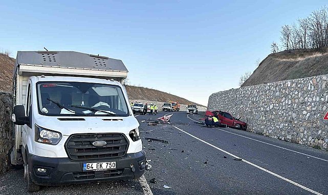 Uşak'ta otomobil ile kamyonet çarpıştı: 2 ölü, 1 yaralı