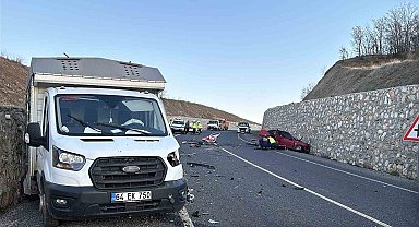 Uşak'ta otomobil ile kamyonet çarpıştı: 2 ölü, 1 yaralı
