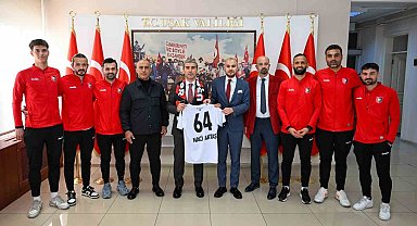 Vali Aktaş, Uşakspor oyuncularını ve teknik ekibini ağırladı