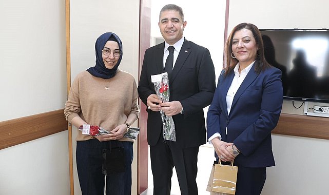 Vali Aslan, 8 Mart Kadınlar Gününde kadın çalışanlara çiçek vererek kutladı