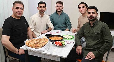 Vali Aslan öğrenci evinde sahur yaptı
