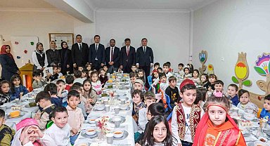 Vali Aydoğdu tekne orucu tutan miniklerle iftarda bir araya geldi