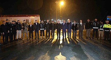 Vali Aydoğdu, yol kontrol noktalarını ziyaret edip sürücülere şeker ikram etti