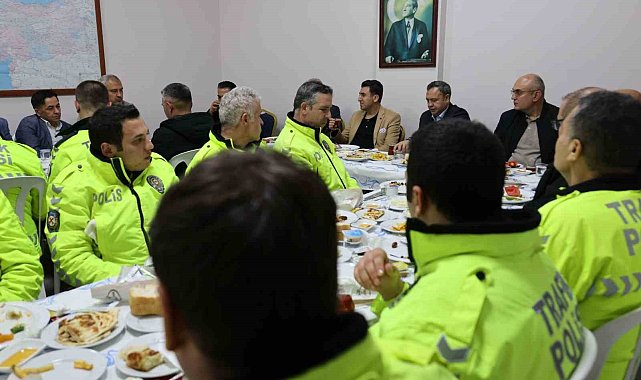 Vali Aygöl, trafik polisleriyle sahur yaptı