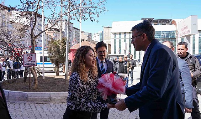 Vali Çelik'ten Hakkâri Devlet Hastanesine tıp bayramı ziyareti