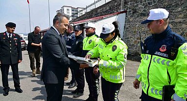 Vali Çiçek, yol kontrolünde bayram kutlayıp tatlı ikram etti