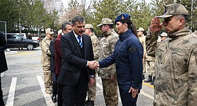 Vali Çiftçi Mehmetçikle bayramlaştı