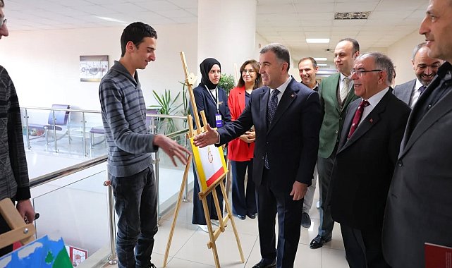 Vali Eldivan serginin açılışını yaptı