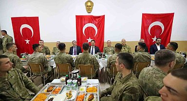 Vali Masatlı iftarını Mehmetçikle birlikte yaptı