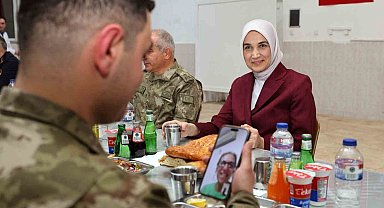 Vali, Mehmetçiğin iftar sofrasına konuk oldu