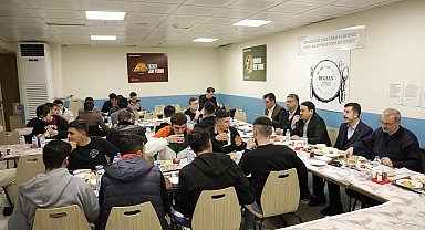 Vali Musa Işın, KYK Yurdu'nda kalan öğrencilerle sahurda buluştu