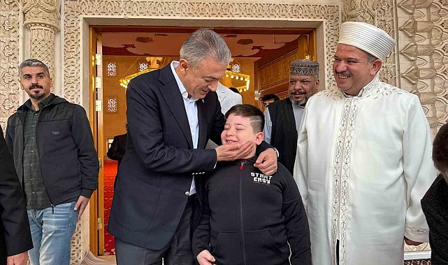 Vali Tuncay Akkoyun, bayram namazı sonrası vatandaşlarla bayramlaştı