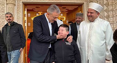 Vali Tuncay Akkoyun, bayram namazı sonrası vatandaşlarla bayramlaştı