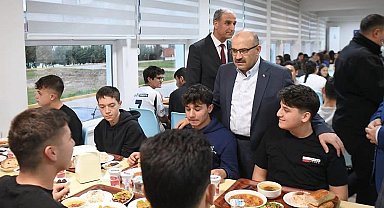 Vali Ustaoğlu öğrencilerle iftar sofrasında buluştu
