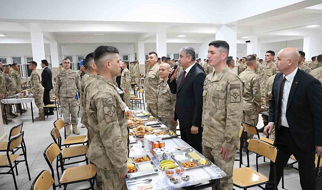 Vali Yavuz, komandolarla iftar yaptı