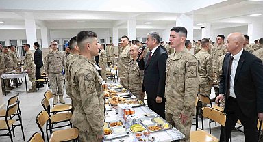 Vali Yavuz, komandolarla iftar yaptı