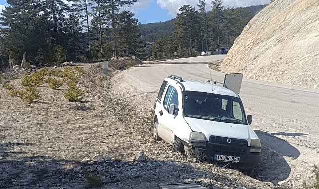 Virajı alamayan hafif ticari araç şarampole düştü:1 ölü, 1 yaralı