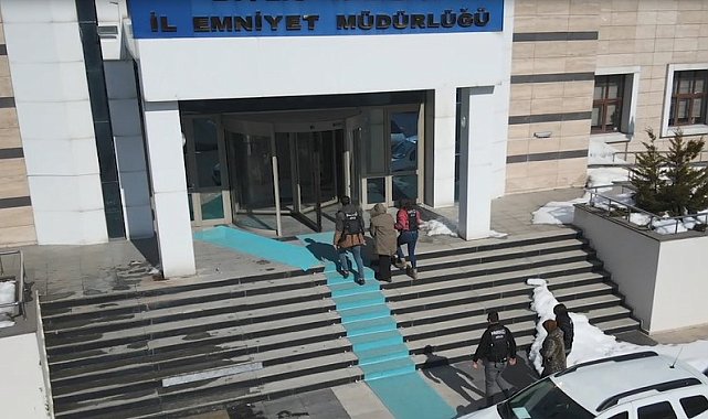 Yabancı uyruklu şahısların üzerinden 2 kilo uyuşturucu çıktı