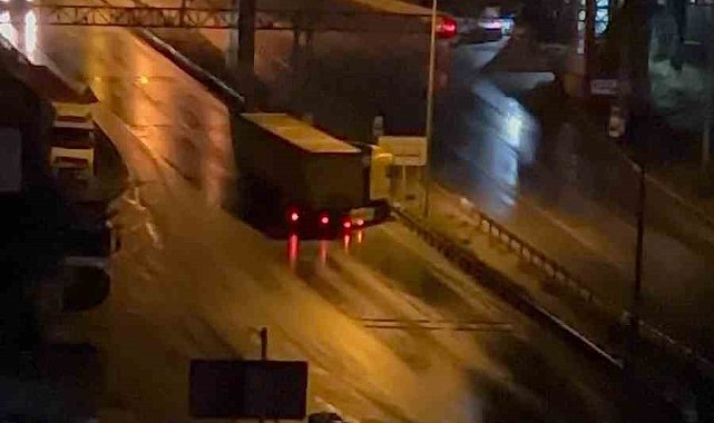 Yağış sebebiyle tır kaydı, trafik aksadı