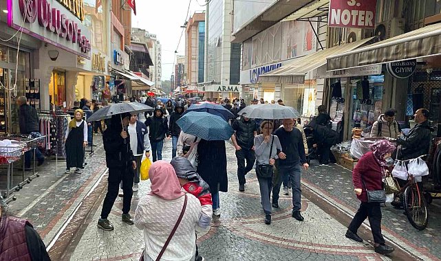 Yağmur alışverişe engel olmadı