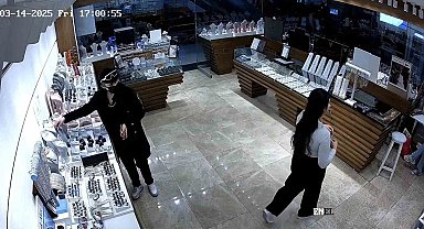 Yalova'da maskeli saat hırsızı güvenlik kamerasında