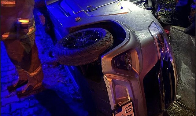 Yan yatan elektrikli otomobil sürücüsü yaralandı