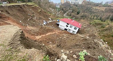 Yapısal bütünlüğü bozulmadan 50 metre sürüklenen evin bulunduğu bölge afet bölgesi kapsamına alındı