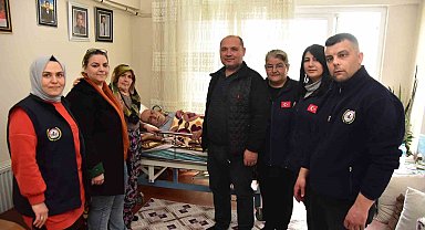 Yaşlı kadının yardımına Başkan Kaya yetişti