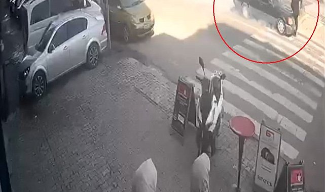 Yaya geçidinde otomobilin çarptığı yaşlı adam ağır yaralandı: Kaza anı kamerada
