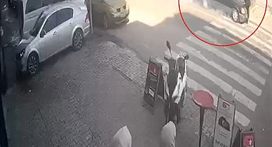 Yaya geçidinde otomobilin çarptığı yaşlı adam ağır yaralandı: Kaza anı kamerada