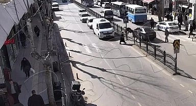 Yaya geçidinden geçen kadına otomobil çarptı, kaza anı kamerada