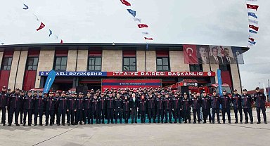 Yeni itfaiyeciler emekli personelden bayrak teslim aldı