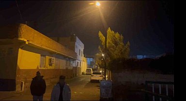 Yıldırımın elektrik direğine çarpma anı kamerada