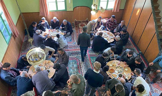 Yıllardır süren gelenek: Bayramlarda tüm yemekler camiye getiriliyor