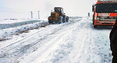 yoğun kar yağışı Alaca yolunda ulaşımda aksamalara neden oldu
