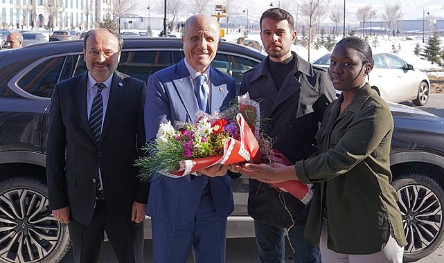 YÖK Başkanı ETÜ'lü öğrencilerle bir araya geldi