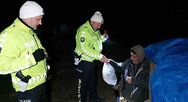 Yol kenarında çadırı fark eden polisler hayat kurtardı