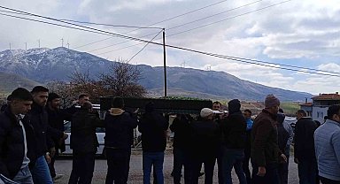 Yolculuğunun 30'uncu kilometresinde geçirdiği kazada ölen genç adam toprağa verildi