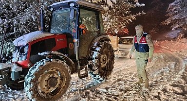 Yolda kalan vatandaşların yardımına Jandarma ekipleri yetişti