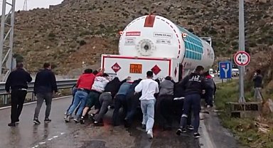 Yolu kapatan tankeri vatandaşlar elbirliğiyle iterek çekti