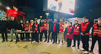 Yüksekova Kızılay Şubesi, Kadir Gecesi'nde vatandaşlara ikramda bulundu