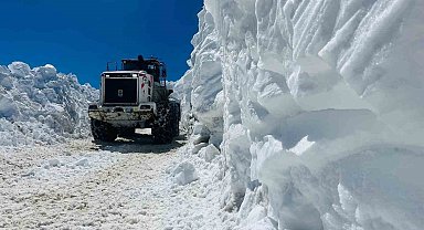 Yüksekova'da 3 metreyi bulan kar tünellerinde çalışma