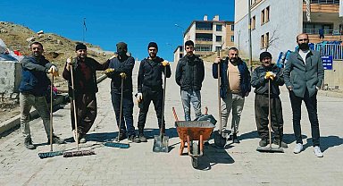Yüksekova'da baharın gelişiyle çevre temizliği yapıldı