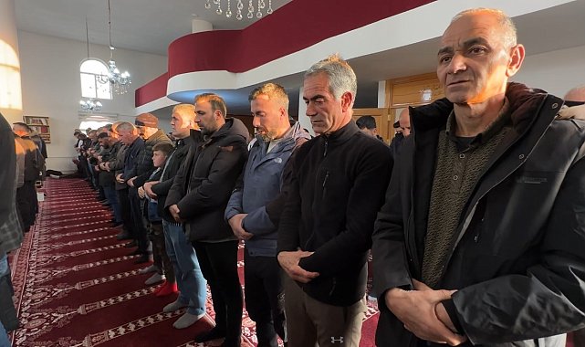 Yüksekova'da bayram namazında vatandaşlar camileri doldurdu