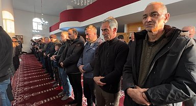 Yüksekova'da bayram namazında vatandaşlar camileri doldurdu