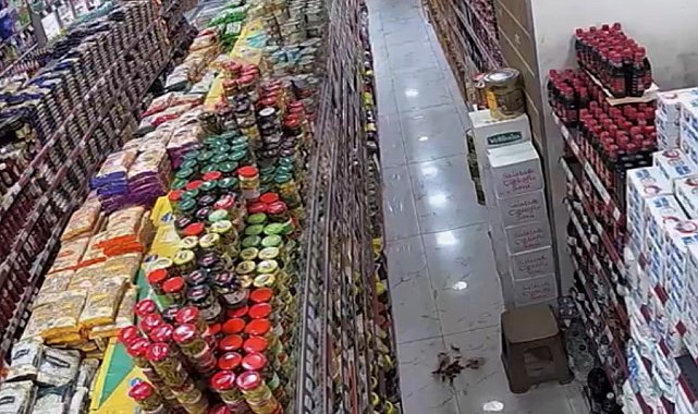 Yüksekova'da deprem anı kamerada