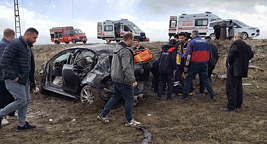 Yüksekova'da otomobil direğe çarptı: 1 ölü, 3 yaralı