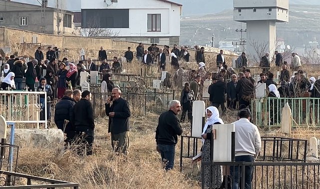 Yüksekova'da vatandaşlar mezarlıklara akın etti